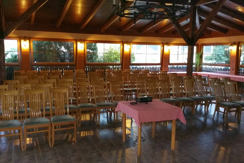Interiér Restaurace U Krbu s posezením u krbu